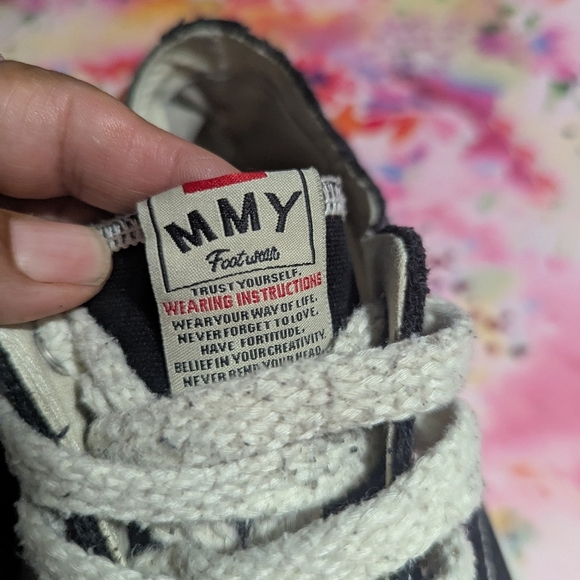 Classic Black and White Men's Sneakers - Picture 4 of 8